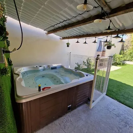 Pour 10 Personnes Avec Piscine Et Jacuzzi