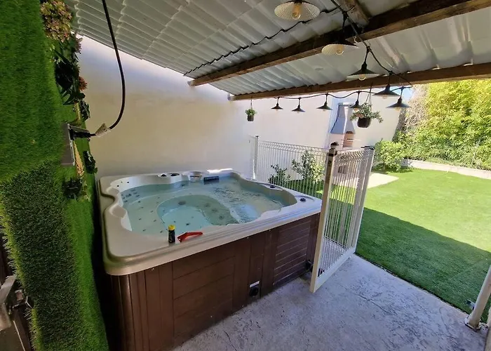 Pour 10 Personnes Avec Piscine Et Jacuzzi
